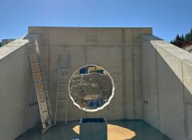 Tosbecken mit Öffnung für die Ablassleitung