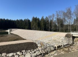 Wasserseite Dammbauwerk mit HWE